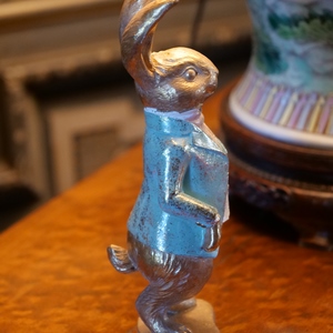 Lapin avec veste bleue posé sur une commode - France  - collection de photos clin d'oeil, catégorie clindoeil